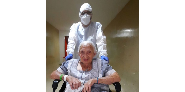 Dona Raimunda Alves, de sorriso no rosto, após se curar do novo coronavírus